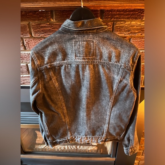 Distressed Black Levi’s Trucker Jacket - Picture 5 of 5